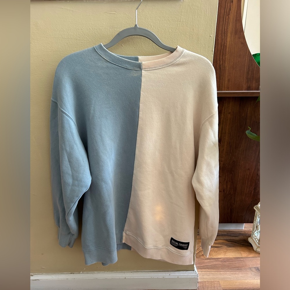 Social Tourist Sweatshirt